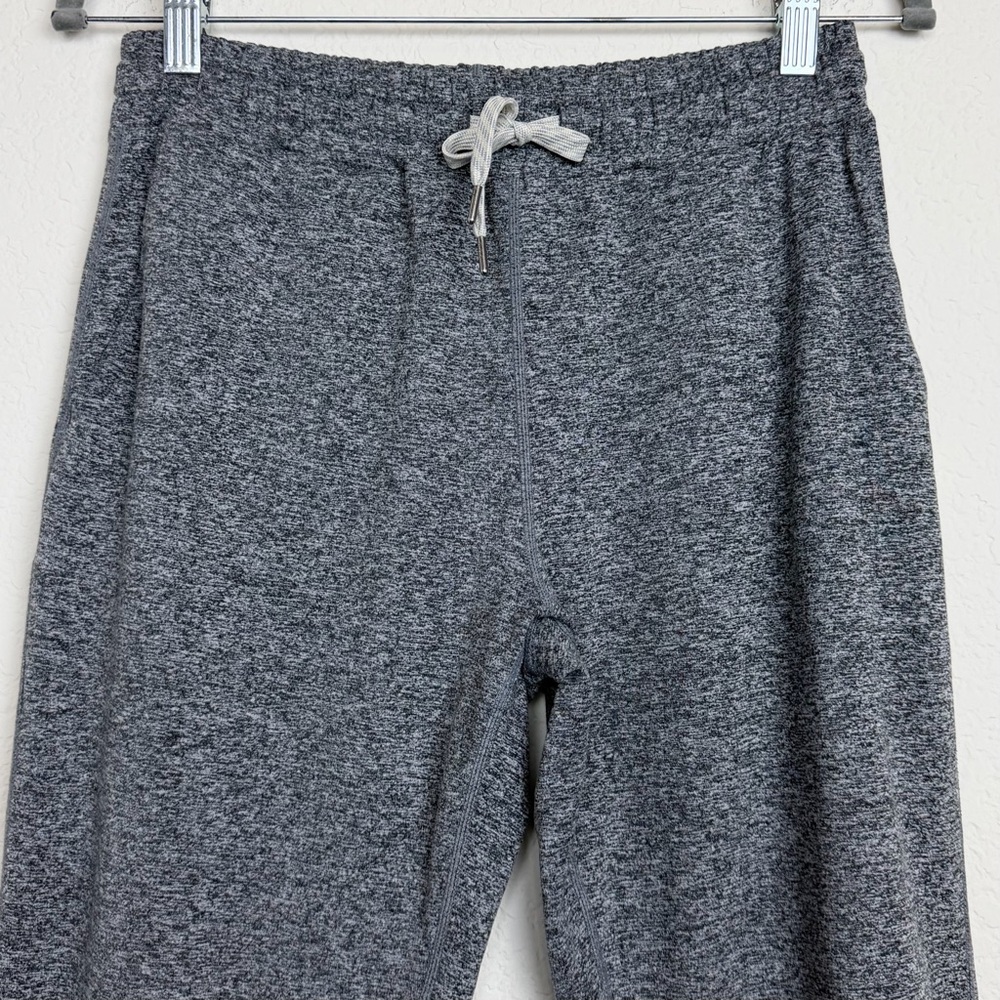 Vuori Performance DreamKnit Jogger
Pants in Heather Grey - Picture 5 of 12